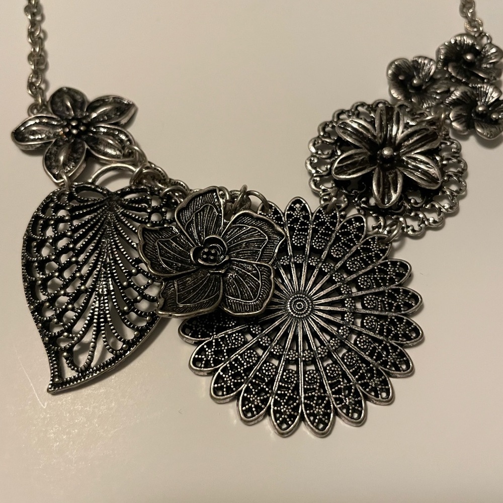 Premier Designs Botanical Floral Silvertone Necklace